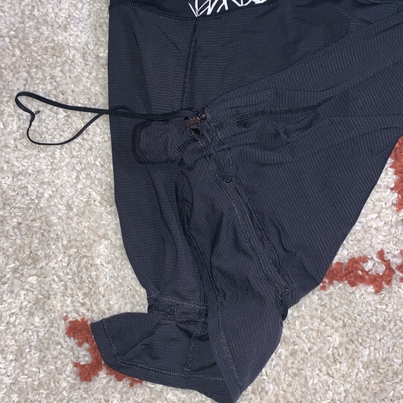 Lululemon- Hustle & Bustle Tank- B&W Palm fronds- Sz 10 - Picture 8 of 15